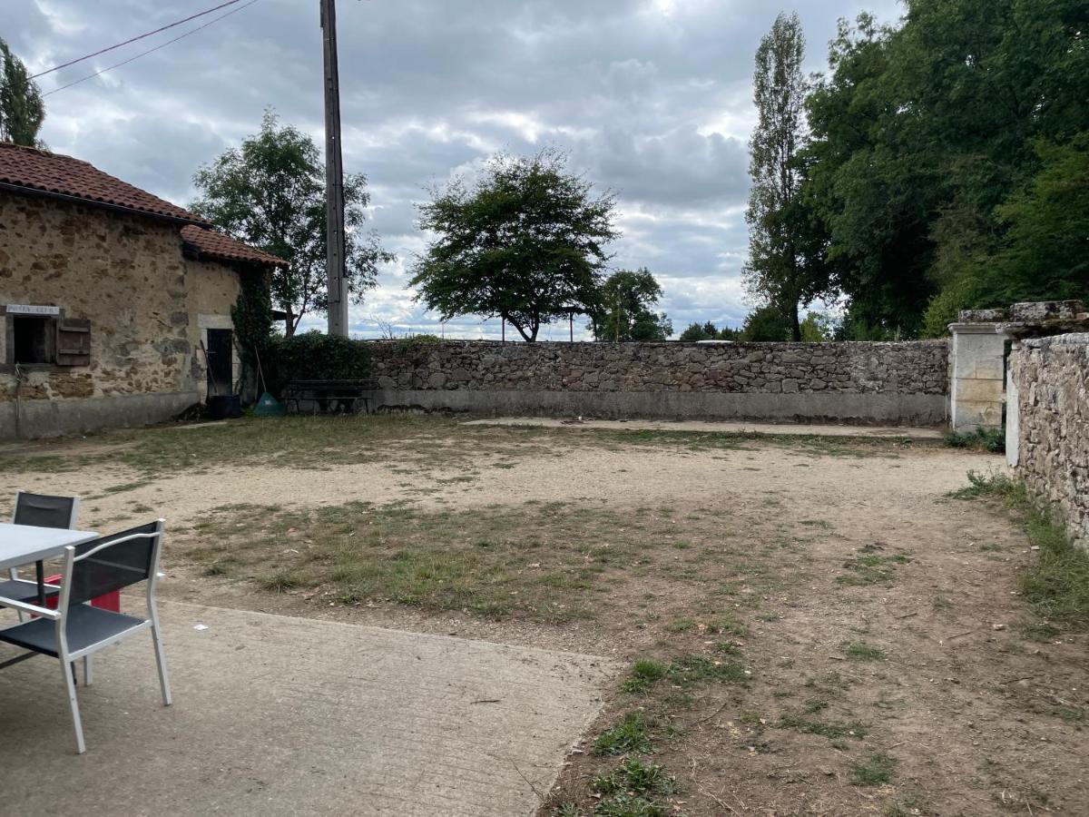Ferme Gite Equestre En Charente Confolens Eksteriør bilde