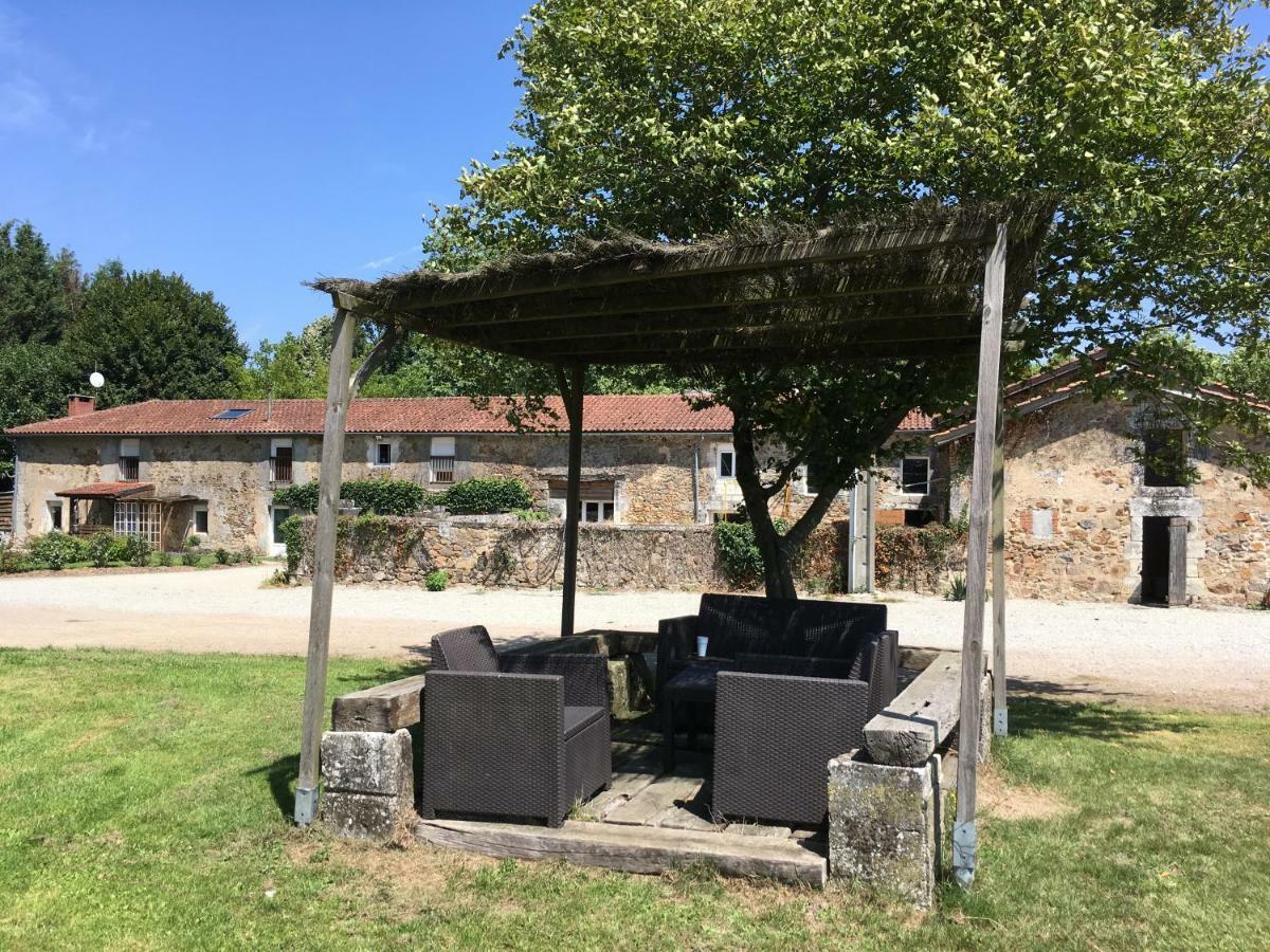 Ferme Gite Equestre En Charente Confolens Eksteriør bilde