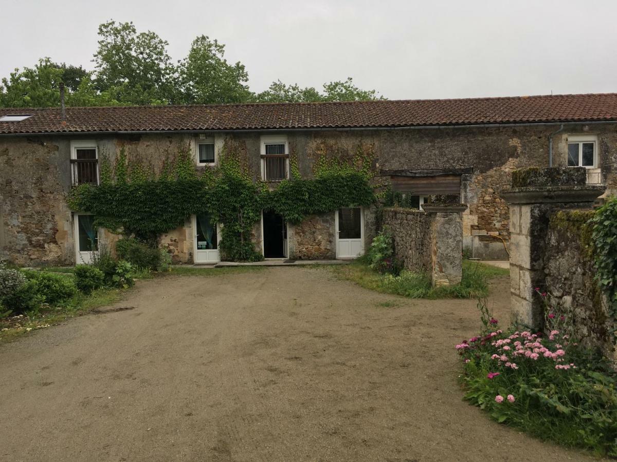 Ferme Gite Equestre En Charente Confolens Eksteriør bilde